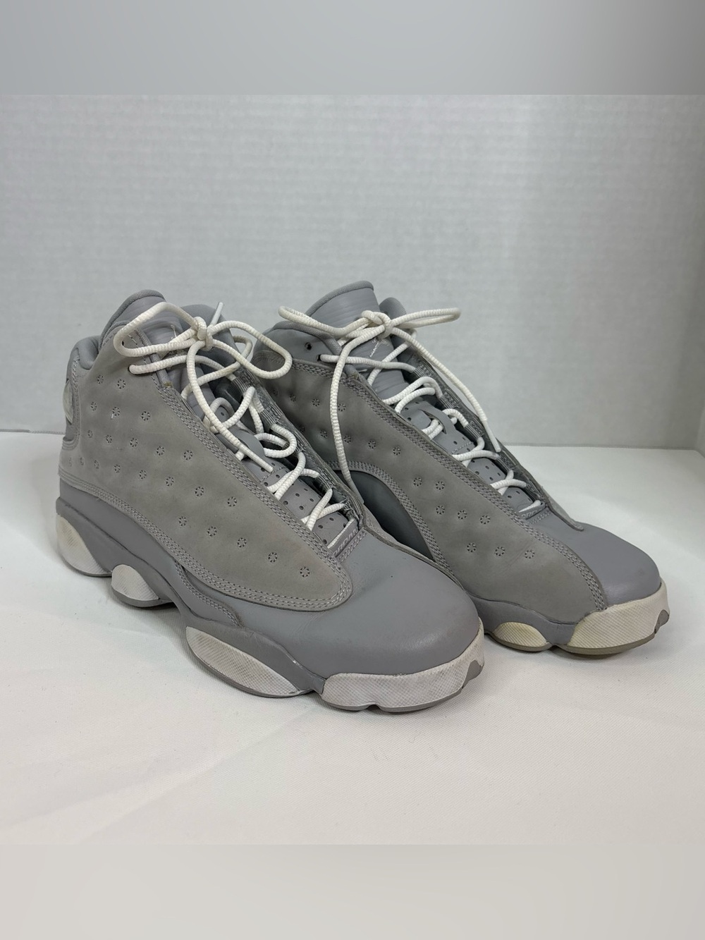 RARE 2017 Nike Air Jordan 13 Retro Sneakers in a Wolf Grey and White Y6 Wmns 7.5
